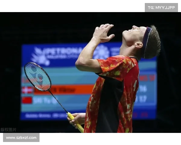 安赛龙在法国公开赛上凭借精彩反手抽球得分引爆全场气氛